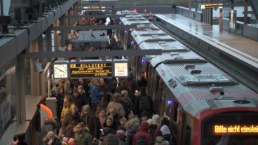 Menschen drängen sich am U-Bahnhof Elbbrücken in Hamburg auf dem Bahnsteig