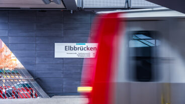 Ein U-Bahn-Zug am Bahnhof Elbbrücken in Hamburg.