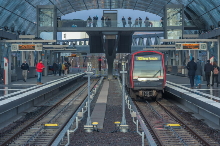 Ein Zug der U-Bahnlinie U4 in der Haltestelle Elbbrücken in Hamburg