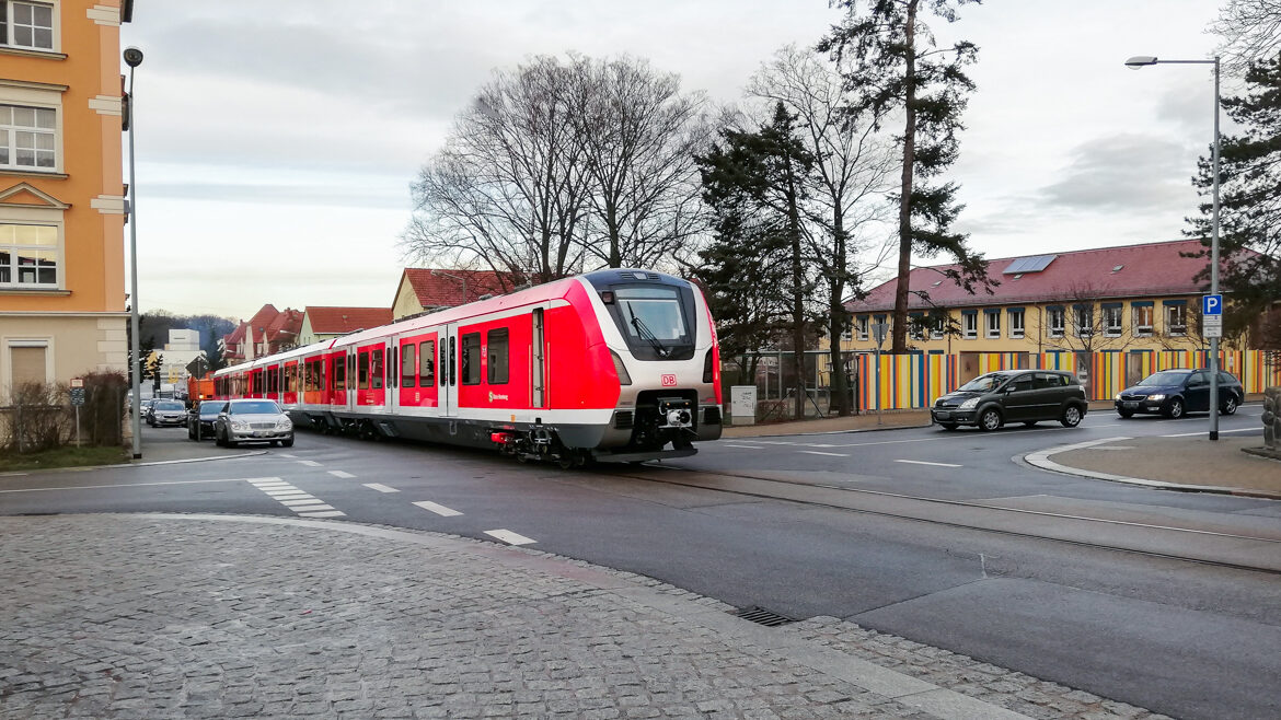 Seltener Anblick: Ein fabrikneuer Hamburger S-Bahn-Zug rollt als "Straßenbahn" aus dem Bombardier-Werk in Bautzen