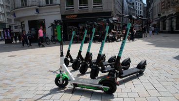 Mehrere E-Scooter verschiedener Leih-Anbieter stehen auf dem Gänsemarkt in Hamburg