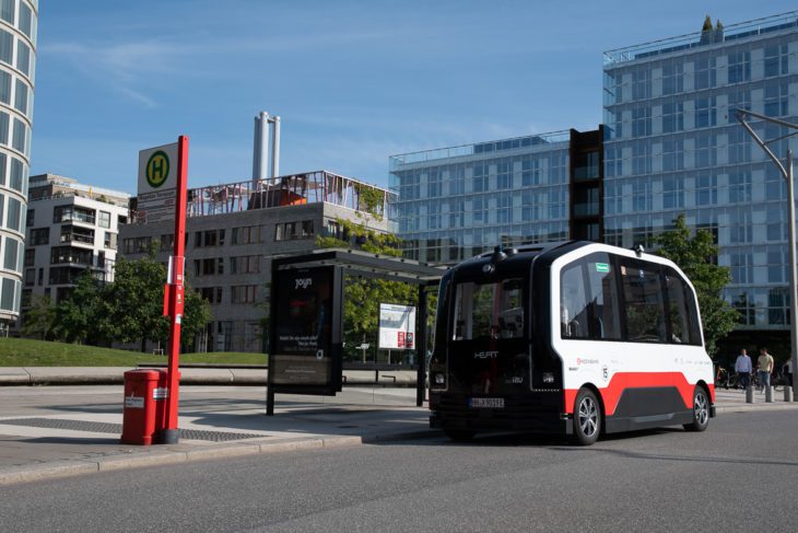 Außenaufnahme, Bus, Deutschland, Elektromobilität, Elektroroller, HVV, Hafencity, Hamburg, Hochbahn, Im Freien, Mobilität, Nahverkehr, Sommer, Stadt, Straßenverkehr, Tag, Umweltverbund, Verkehr, autonomes Fahren, urban, ÖPNV, Öffentlicher Nahverkehr