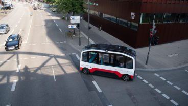 Der neue autonom fahrende Bus der Hochbahn fährt in der HafenCity im ganz normalen öffentlichen Verkehr mit