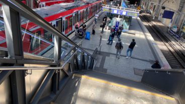 Fahrgäste mit Mundschutz auf dem S-Bahnsteig im Hamburger Hauptbahnhof