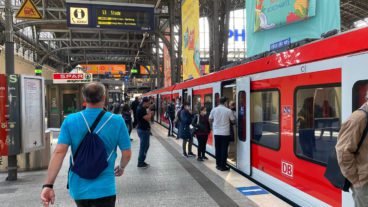 Fahrgäste mit Mundschutz auf dem S-Bahnsteig im Hamburger Hauptbahnhof