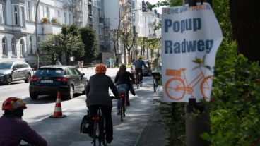 Ein so genannter Popup-Radweg an der Hamburger Alster - organisiert vom Radfahrerverband ADFC.