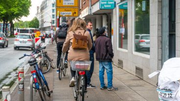 Kaum Platz: Auf großen Teilen der Stresemannstraße gibt es gar keine Radwege. Radfahrende müssen sich mit Fußgängern einen schmalen Weg teilen, der für den Radverkehr benutzungspflichtig ist.