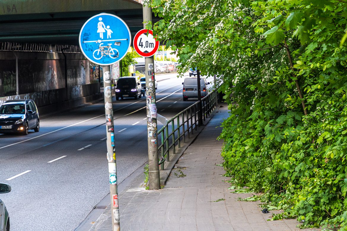 Dschungelprüfung: Dies ist ein benutzungspflichtiger Radweg und Fußweg auf der Stresemannstraße im Bezirk Altona.