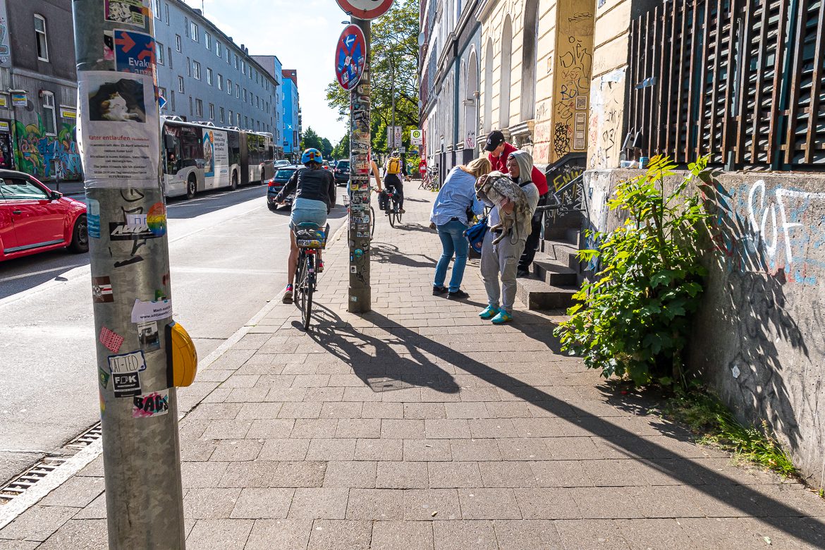 Während nebenan der Autoverkehr vierspurig mit Tempo 30 kriecht, müssen Radfahrende solche Slalomtouren auf dem Fußweg veranstalten. Auch, wenn hier kein Radweg erkennbar ist, gilt auf diesem Abschnitt eine Radwegebenutzungspflicht.