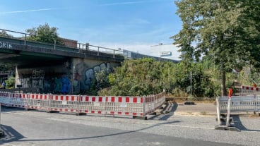 Die seit Montag gesperrte Bahnrenfelder Straße: In diesem Brückenfundament soll der Haupteingang zum S-Bahnhof Ottensen entstehen.