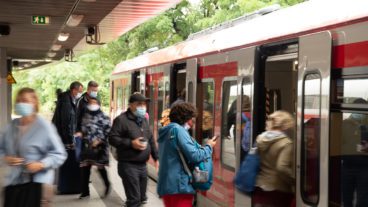 Menschen steigen in der Corona-Krise in eine S-Bahn in Hamburg