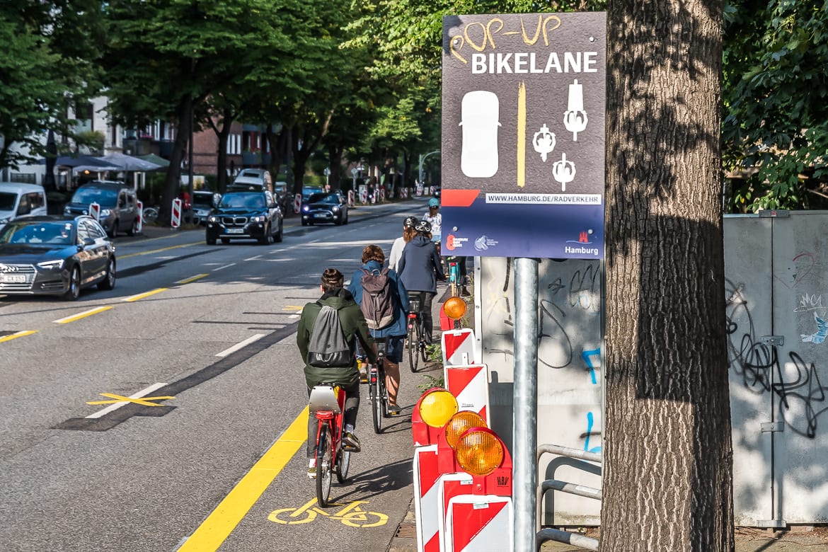 Für die neue Popup-Bikelane hat die Verkehrsbehörde extra ein Schild aufstellen lassen. Der extrabreite Radweg ist allerdings streckenweise ganz schön schmal - wie hier am Schlump.