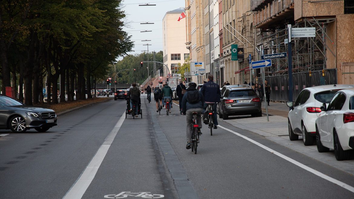 Der neue überbreite Radweg am Ballindamm. Eigentlich sollte die Spur vom Fahrbahnrand nur bis zur Wasserrinne in der Radwegmitte reichen.