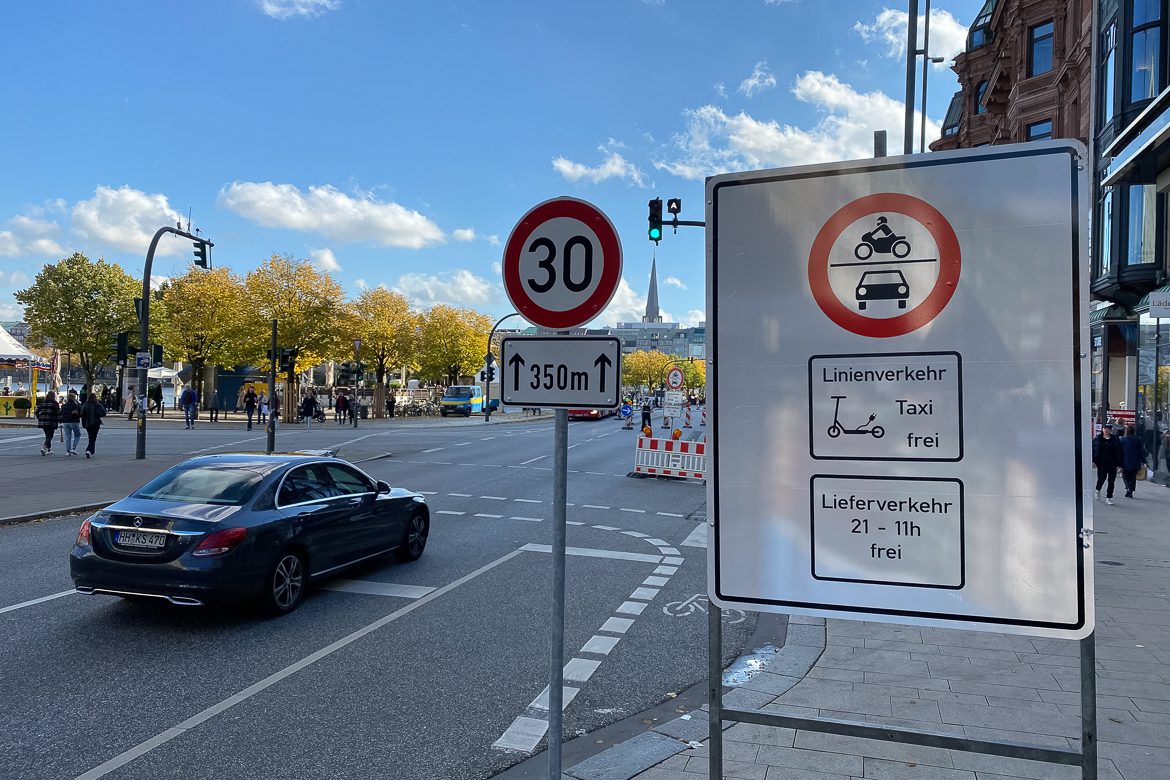 Trotz Warnschilder fährt ein Autofahrer am 22. Oktober 2020 in die autofreie Zone am Jungfernstieg ein und wird wenige Meter später von der Polizei gestoppt.