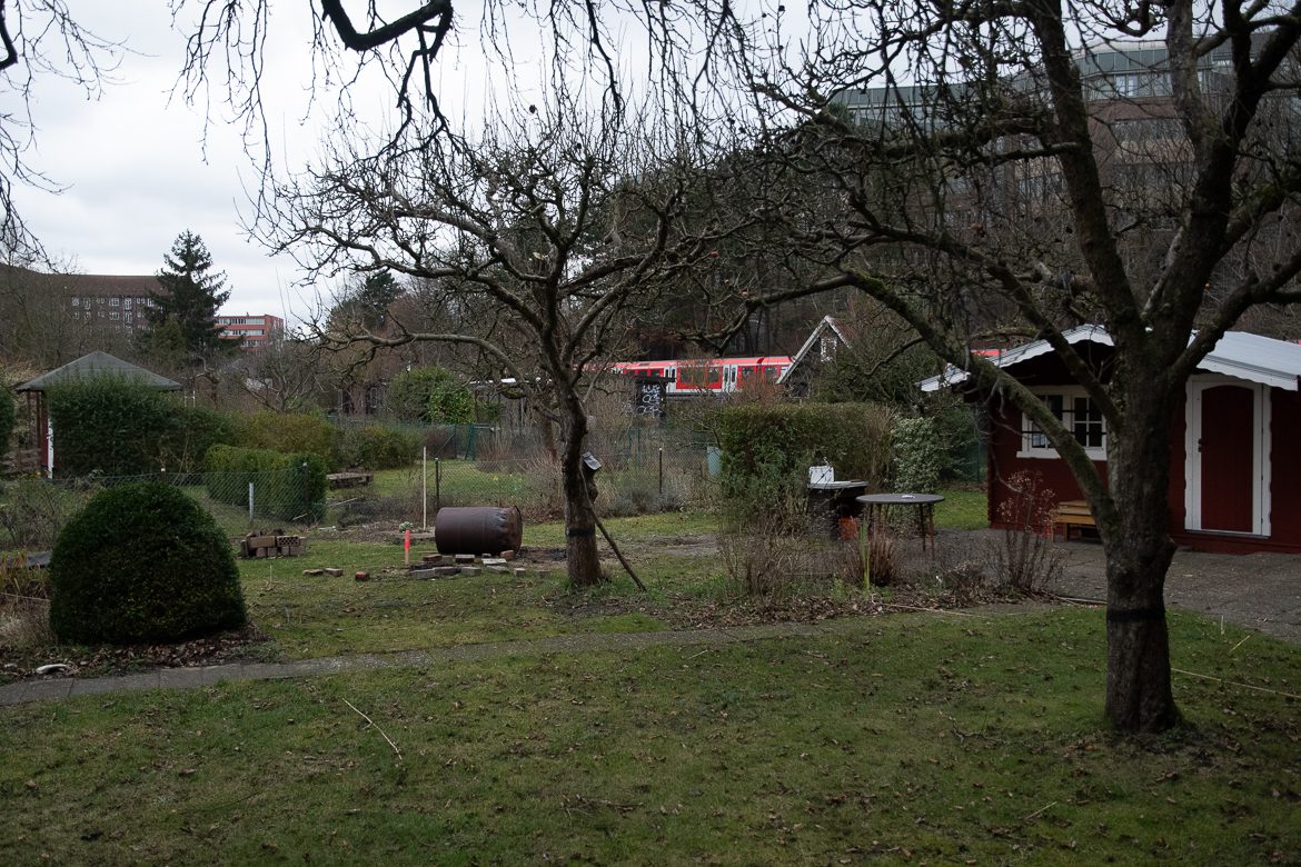 Die verlassene Kleingartenanlage im Gleisdreieck Hasselbrook. Ende November 2020 zogen hier die letzten Mieter aus. In Zukunft werden genau hier die Gleise der S4 verlaufen, die hier aus dem bestehenden S-Bahn-Netz (im Bildhintergrund zu sehen) ausfädeln.