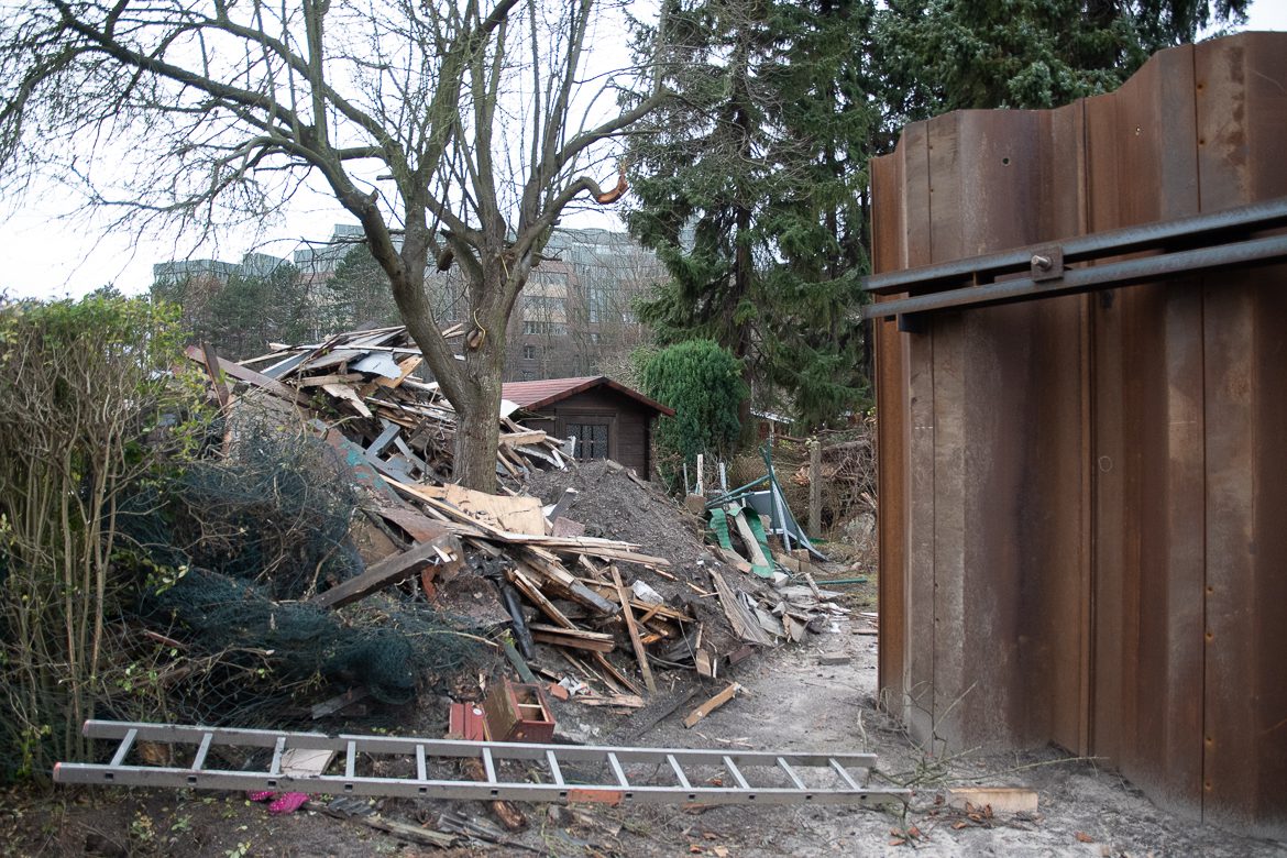 Hinter der neuen Spundwand liegen die Reste einer alter Kleingartenlaube. Die weiteren Lauben im Hintergrund werden bis Ende März verschwinden.