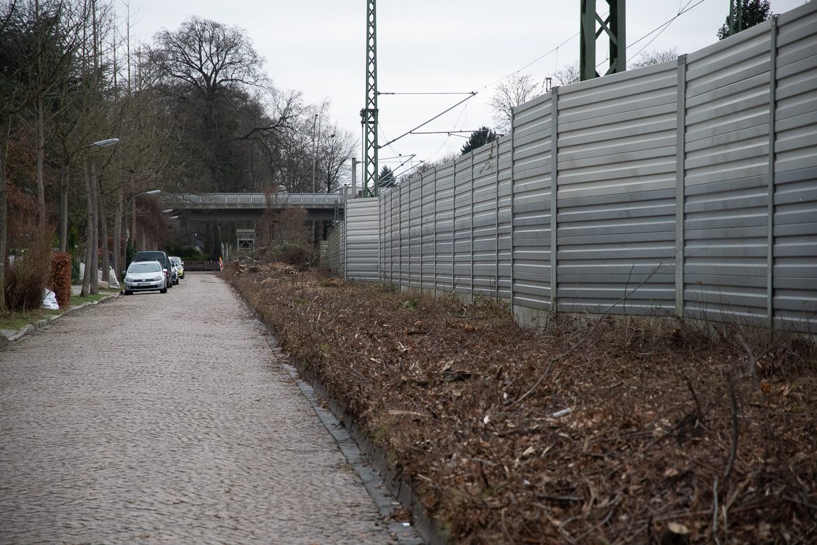 An der Seydeckreihe ist bereits ebenfalls die Böschung an der Bahnstrecke Hamburg - Lübeck freigeschnitten.