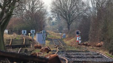 25.01.2021: Streckenerneuerung der ehemaligen Trasse der Kiel-Schöneberger Eisenbahn. Aktuell finden die Arbeiten zwischen Fiefbergen Richtung Passade statt. Die alten Gleise mit Schwellen sind bereits ausgebaut. Nun werden neue Stahlschwellen verlegt. Anschließend wird das Schienenprofil aufgelegt.