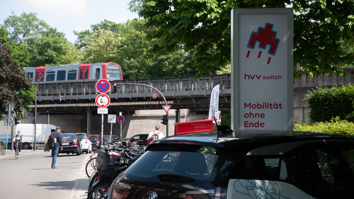 Ein Mietwagen von Share Now an den Switch-Station an der Kellinghusenstraße in Hamburg.