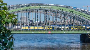 Metronom-Regionalzug auf den Norderelbbrücken in Hamburg.