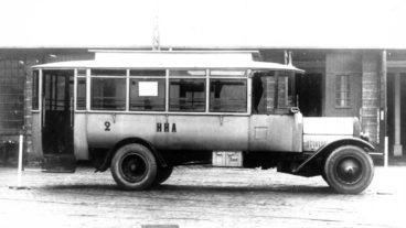 So sahen die allerersten Busse 1926 nach Umrüstung auf Luftreifen und mit Wagennummer aus.