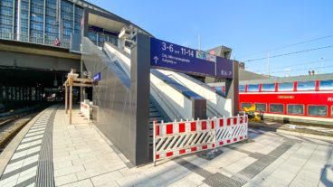 Die neuen provisorischen Treppen am Hamburger Hauptbahnhof von den Bahnsteigen zur Steintorbrücke kurz vor der Eröffnung.