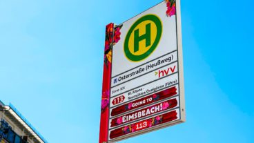 Die Hochbahn vermarktet die neue Busverbindung zwischen Eimsbüttel und dem Elbstrand in Altona als Beachexpress.