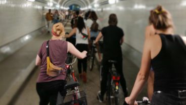 Seitdem die S-Bahn-Strecke über die Elbe teilgesperrt ist, sind die Radverkehrszahlen im alten Elbtunnel auf Rekordwerte gestiegen (Foto stammt vom 20.8., als zusätzlich im Hafen auch noch das Dockville-Festival stattfand)