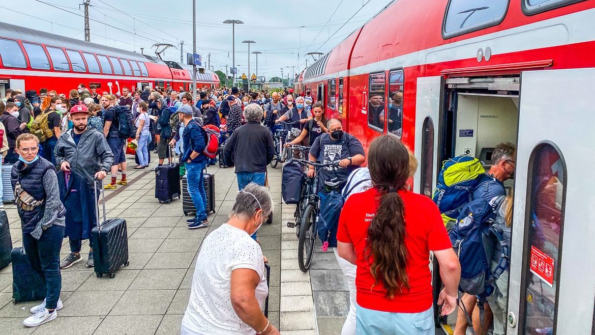 Das 9-Euro-Ticket sorgte in ganz Deutschland für große Fahrgastzuwächse im ÖPNV - und immer wieder auch für volle Züge.