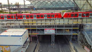 Eingerüstet: Der S-Bahnhof Elbbrücken nach dem schweren LKW-Brand vorgestern Abend.