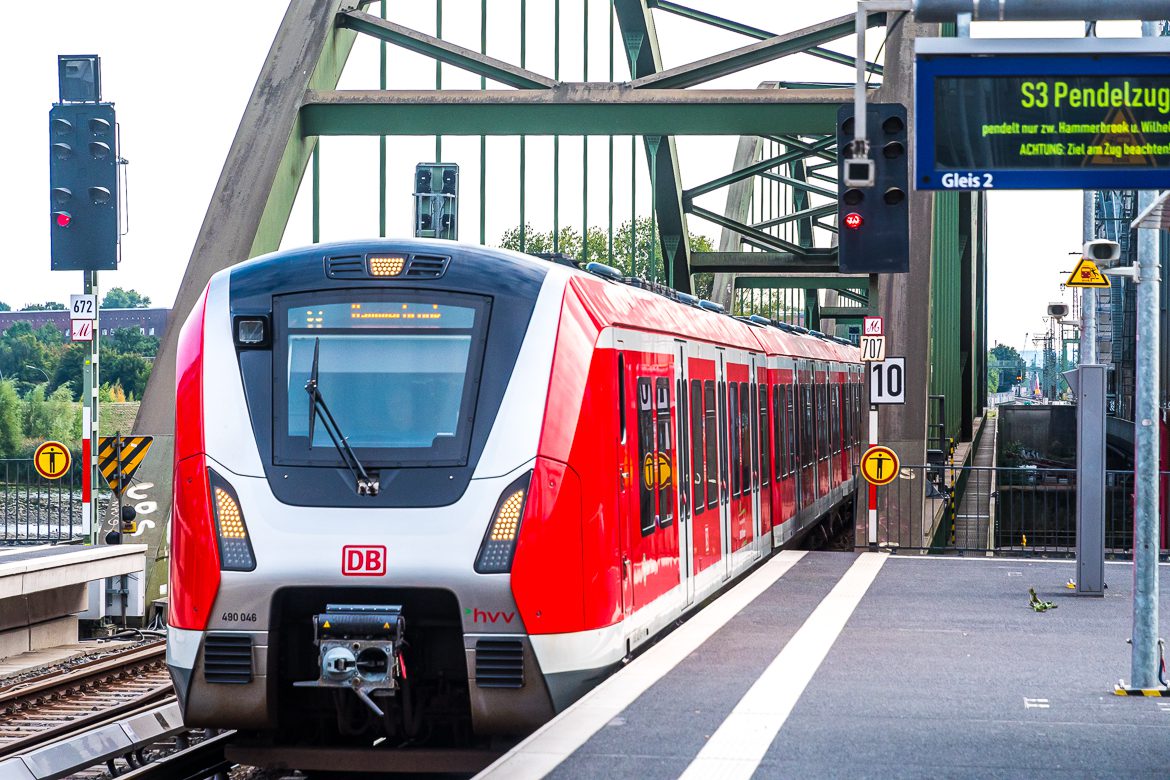 Trotz der Feuerschäden ist der S-Bahnhof Elbbrücken weiterhin in Betrieb: Ein Pendelzug hält pro Richtung ca. alle 20 Minuten am noch intakten Westbahnsteig.