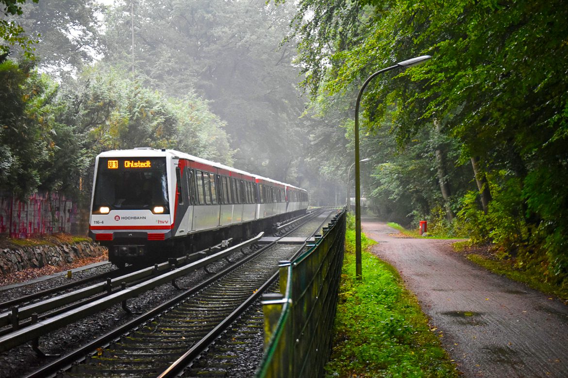 Hamburgs Dorf-U-Bahn nördlich von Volksdorf. Nur im Berufsverkehr fährt hier alle 10 Minuten eine Bahn. Der Spazierweg rechts verläuft auf der Trasse der ehemaligen elektrischen Kleinbahn Altrahlstedt - Wohldorf.