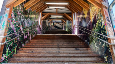 Wer hier vom Bus mal eben schnell zur S-Bahn will, braucht eine gute körperliche Fitness - vor allem mit Gepäck. (Foto: Christian Hinkelmann)