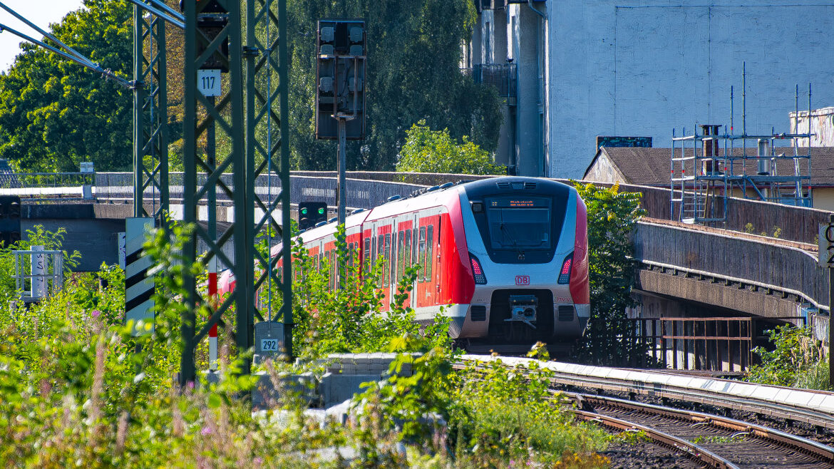 Diese Brücke hinter dem S-Bahn-Zug darf nicht mehr befahren werden - Ausfädelung der Bahnstrecke nach Diebsteich am S-Bahnhof Holstenstraße. (Foto: Christian Hinkelmann)