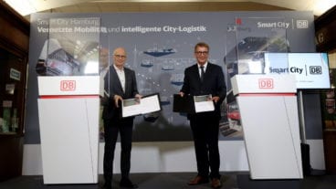 Hamburgs Bürgermeister Dr. Peter Tschentscher und Ronald Pofalla, Vorstand Infrastruktur Deutsche Bahn, präsentieren den beiderseitig unterschriebenen Vertrag „Memorandum of Understan­ding“, kurz MoU.