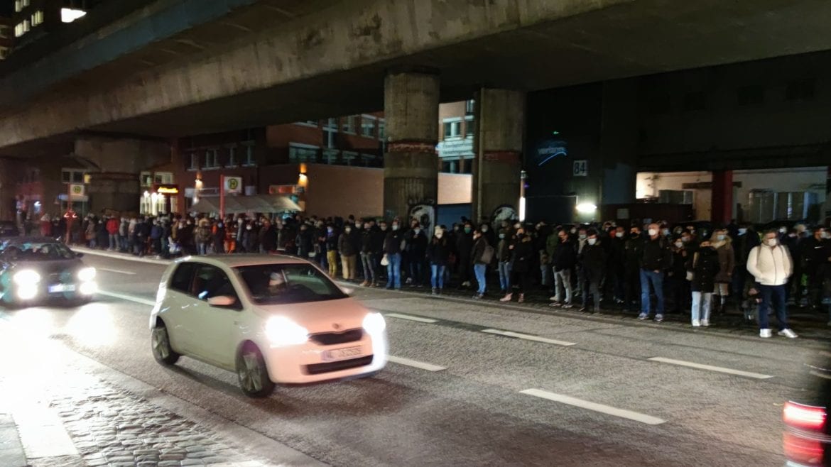 Menschen stehen am frühen Morgen des 21. Januar 2021 dicht gedrängt am S-Bahnhof Hammerbrook und warten offenbar auf einen Ersatzverkehr.