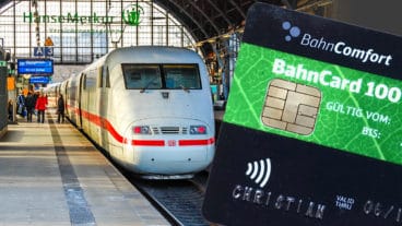 Eine BahnCard 100 und ein ICE im Bahnhof Hamburg-Dammtor