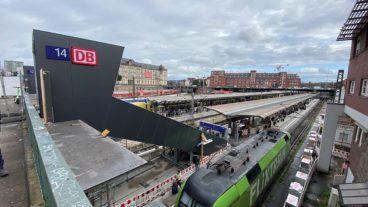 Eine der neuen provisorischen Treppen von der Steintorbrücke zu den Bahnsteigen am Hamburger Hauptbahnhof.