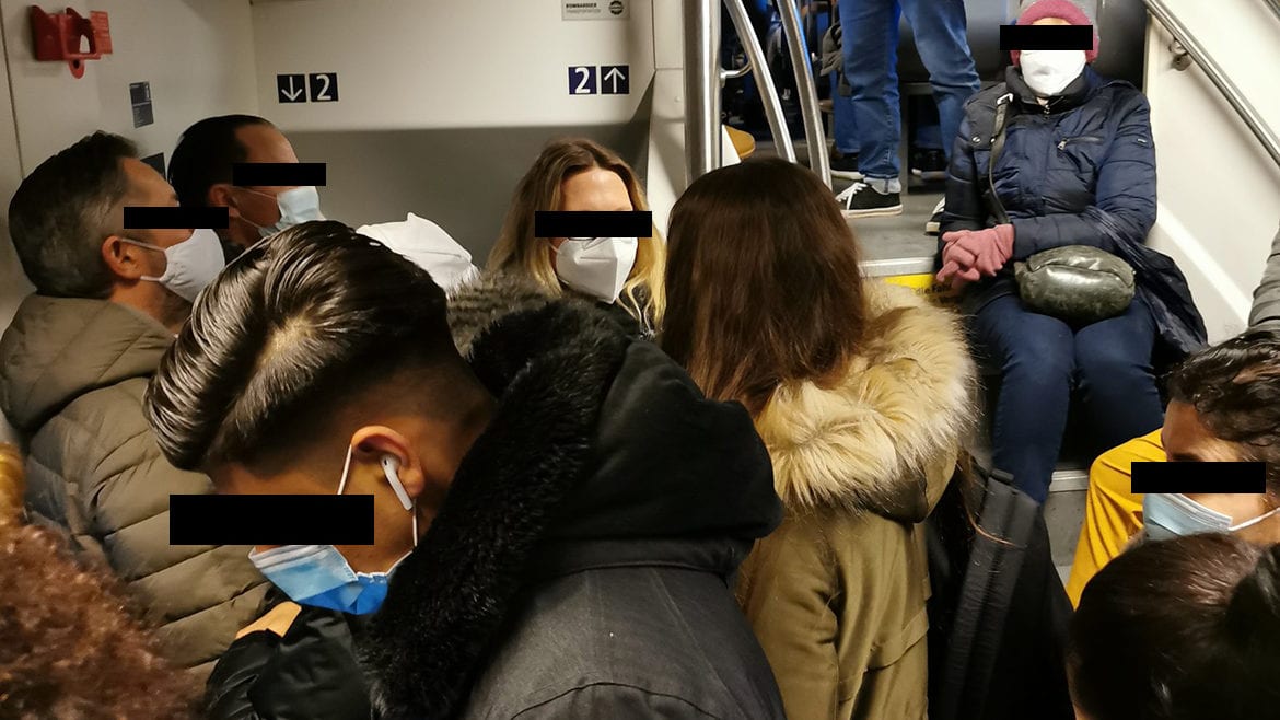Menschen standen am Donnerstagmorgen dicht gedrängt in einem Regionalzug im HVV