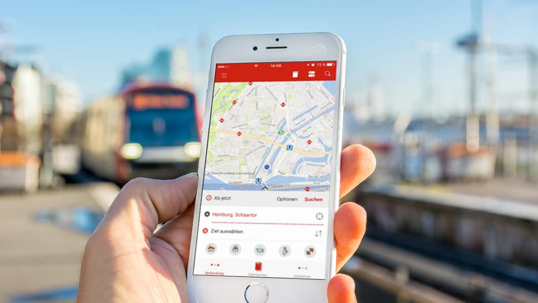 Die HVV-App am U-Bahnhof Landungsbrücken in Hamburg.