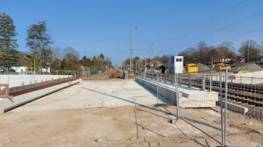 Blick auf die erste fertige Gleisbrücke der S4 über die Hammer Straße. Hier müssen noch zwei Gleise für die neue S-Bahnlinie verlegt werden.