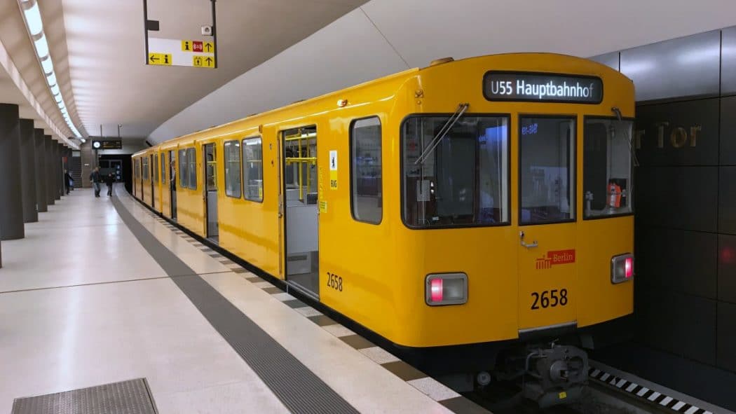 Eine U-Bahn am Berliner Hauptbahnhof