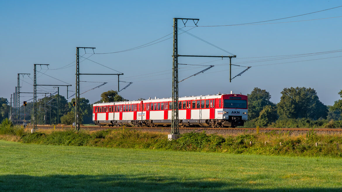 Seit Samstag fährt die AKN wieder zwischen Hamburg und Ulzburg - mit alten Dieselzügen unter neuer Oberleitung. (Foto: Christian Hinkelmann)