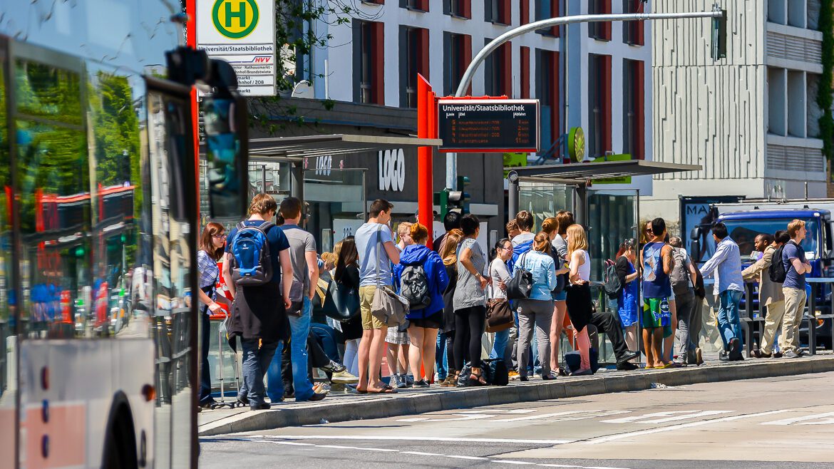 Metrobus der Linie M5 an der Staatsbibliothek in Hamburg