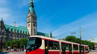 Fotomontage: Stadtbahn auf dem Hamburger Rathausmarkt