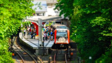 Auf keiner U-Bahnstrecke in Hamburg sind die Bahnsteige so kurz wie auf der U3 - hier beispielsweise an der Haltestelle Borgweg gut zu erkennen. In den nächsten Jahren sollen diese Bahnsteige verlängert werden.