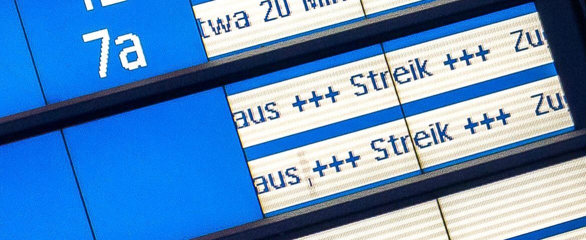 Symbolbild: Anzeigetafel im Hamburger Hauptbahnhof mit Verspätungen und Ausfällen wegen Streiks.