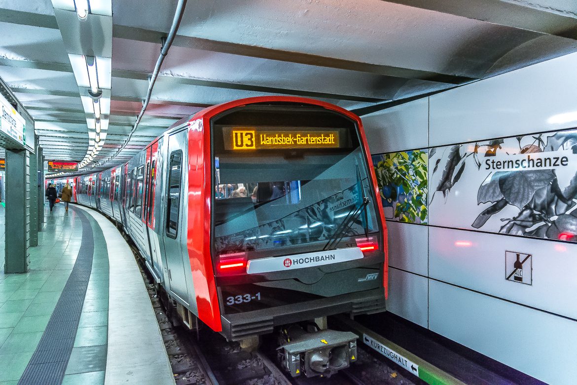 U_Bahnzug vom Typ DT5 in der Haltestelle Sternschanze