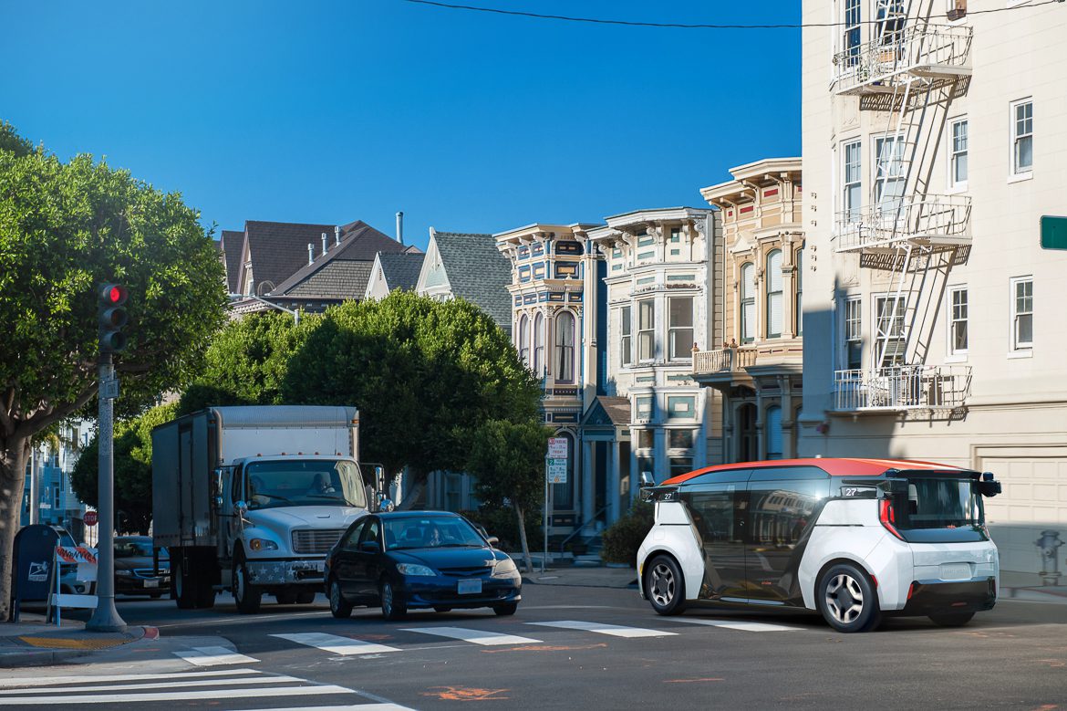 Auch das ist inzwischen ein alltägliches Bild in San Francisco: Ein autonomes Shuttle vom Typ „Origin“, bei dem aktuell der Zulassungsprozess läuft. Das Fahrzeug soll beim Shuttleanbieter Cruise eingesetzt werden.