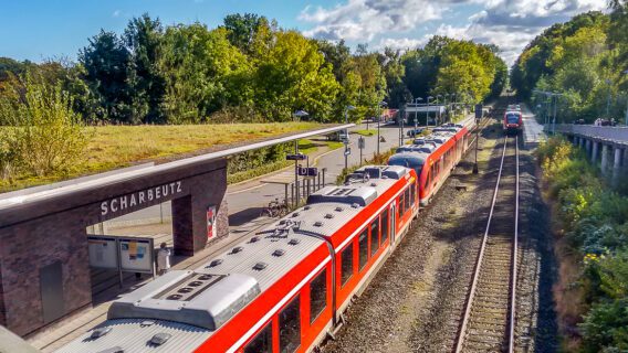 Wird er bald stillgelegt und abgerissen? Der Bahnhof in Scharbeutz an der Ostseeküste in Schleswig-Holstein.